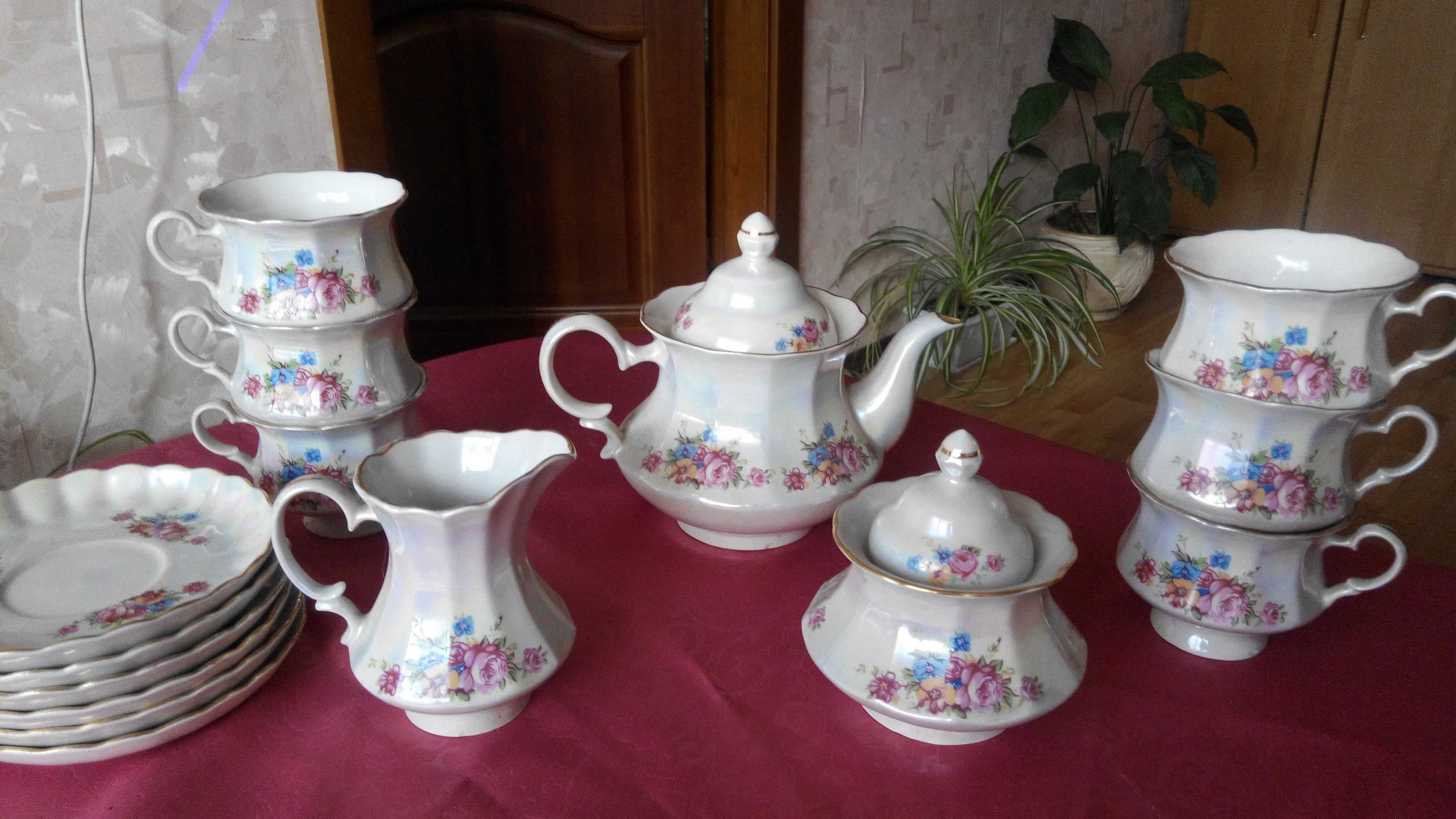 Чайний сервіз і додаткові тарелкі