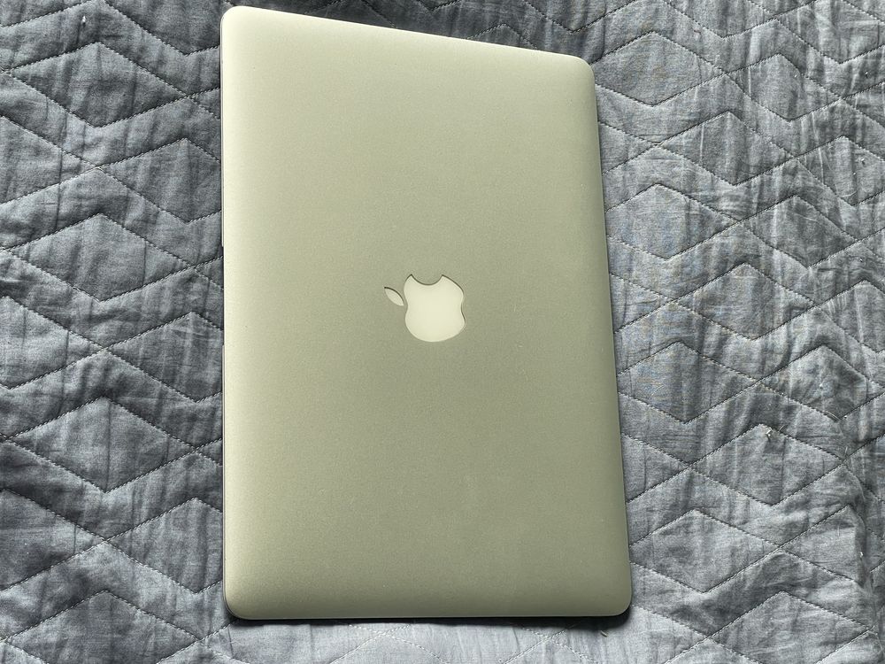 Продам MacbookAir 2013року