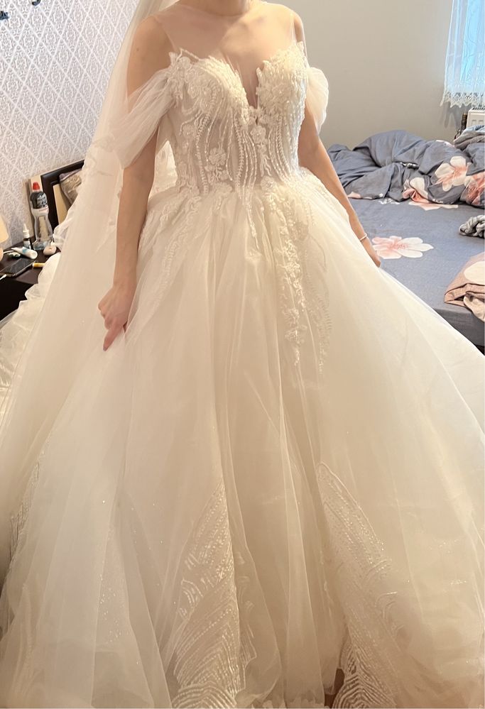 Нове Весільне плаття, в наявності 7 інших варіантів