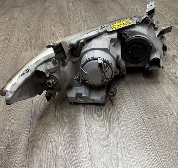 Фара передня ліва Toyota camry 40 ксенон