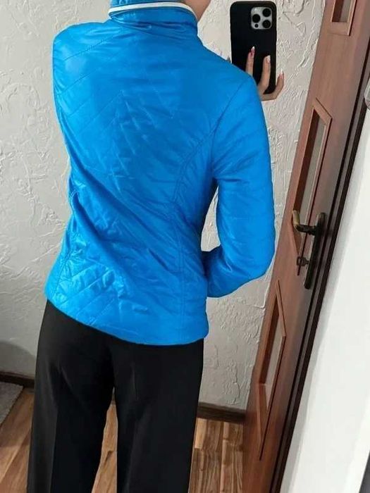 Lekka pikowana kurtka w kolorze niebieskim