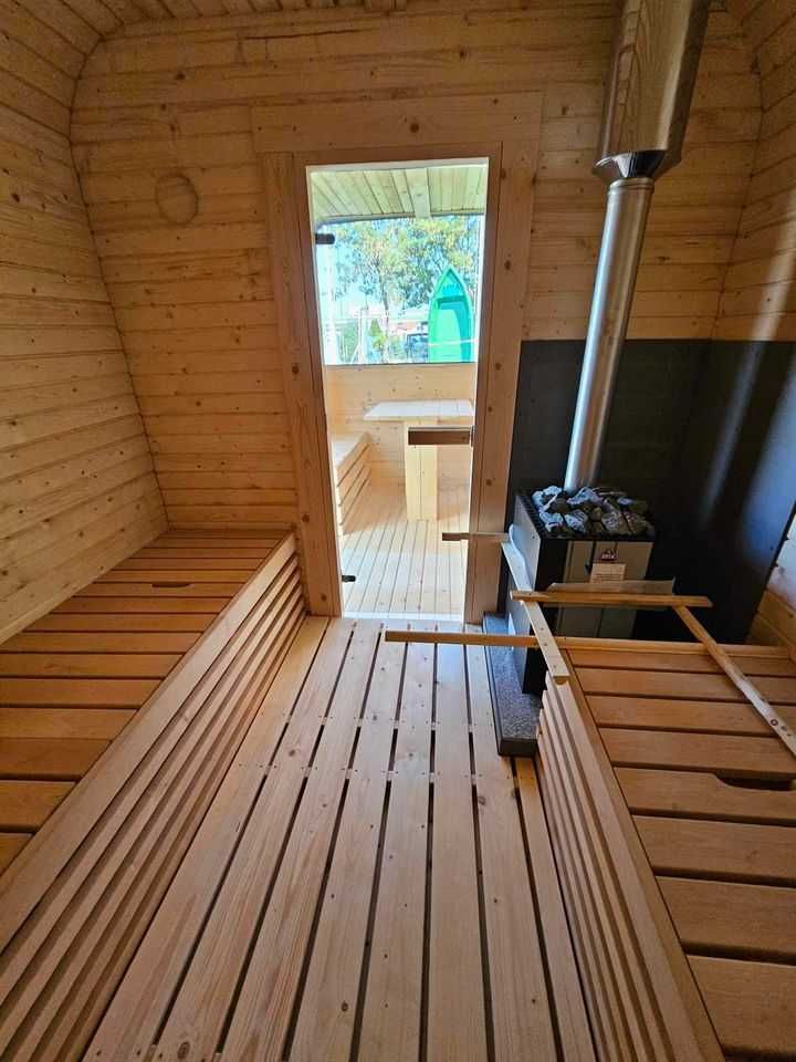 Sauna z piecem opalanym drewnem panorama oświetlenie przebieralnia