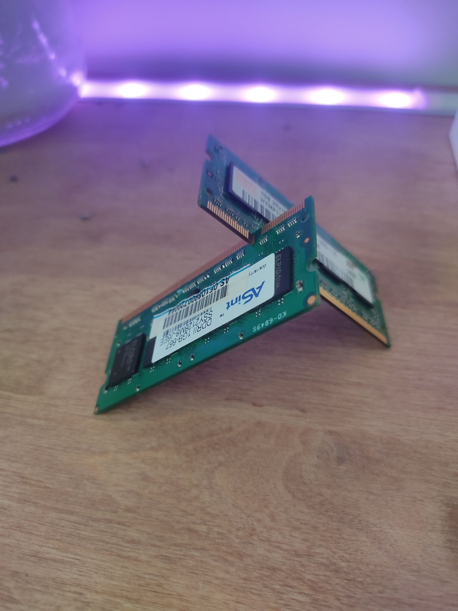 2 pamięci RAM dla Laptopa (1 i 1gb) DDR2