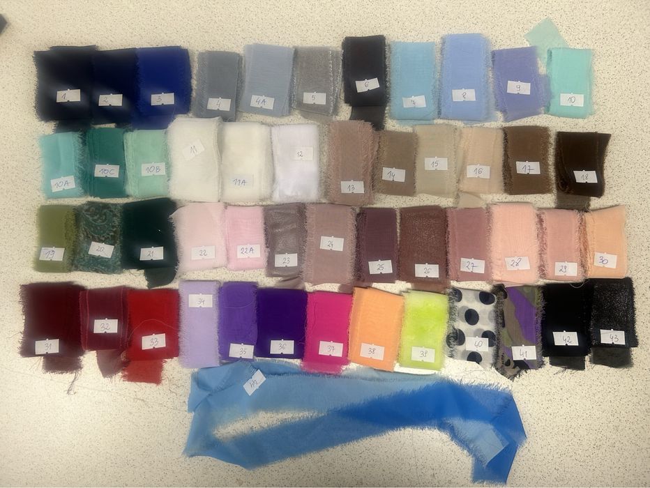 Wstążka szyfonowa ręcznie rwana 17 sztuk.