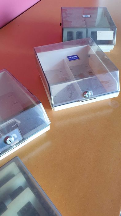 Caixas de arquivo em plástico.