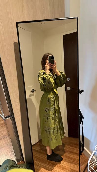 Жіноча сукня вишиванка колір хакі обємні рукави з пояском