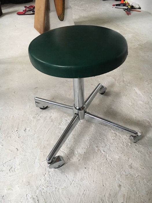 Taboret na kółkach bauhaus