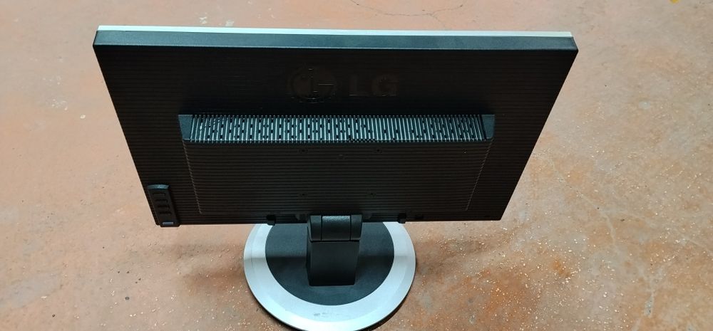 Монитор LG (19 дюймов)