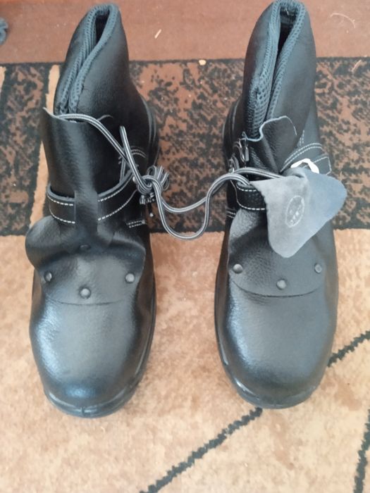 Ботинки , сапоги рабочие,куски мет.листа и швеллер,покупаю тех.серебро