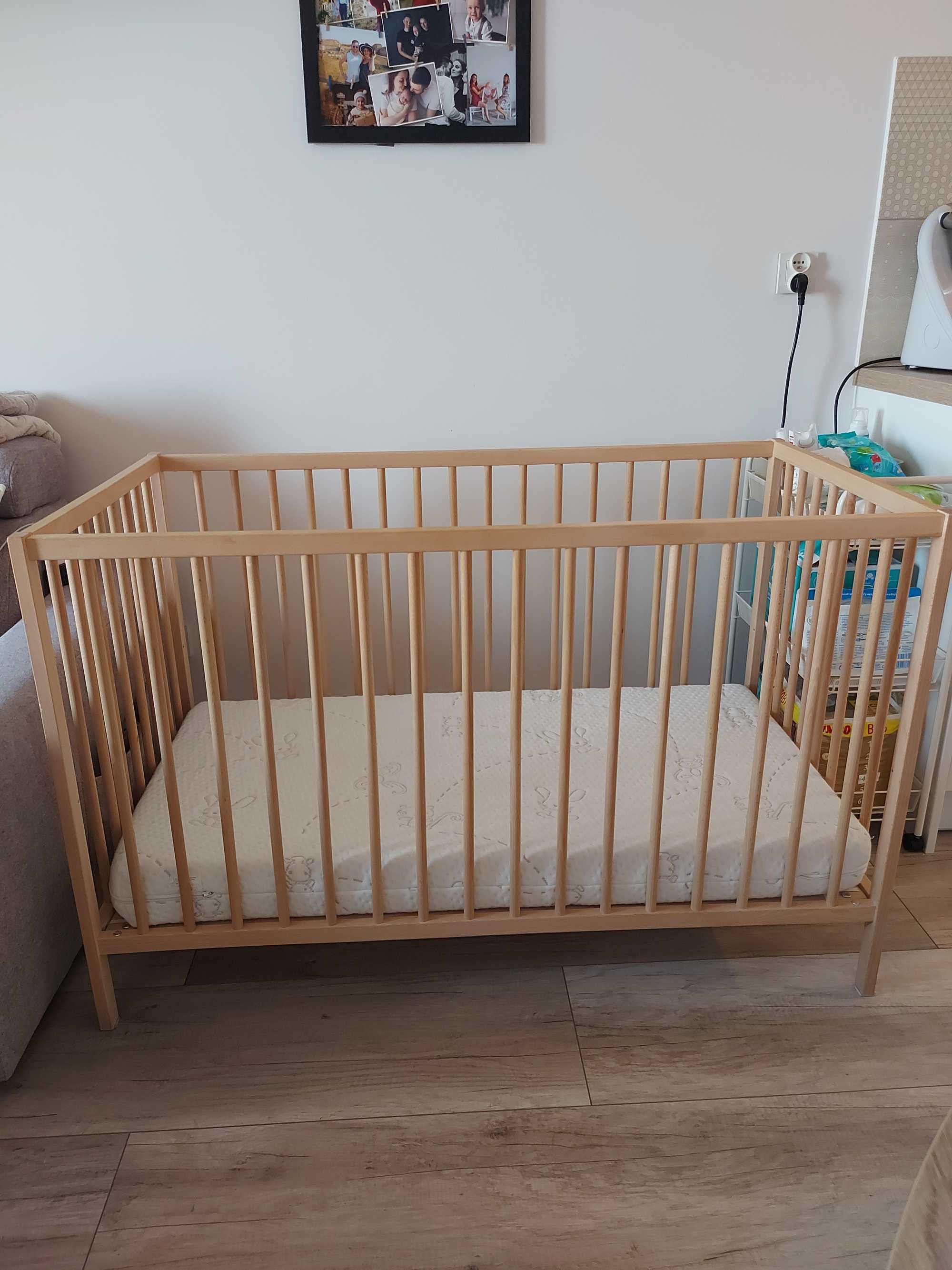 Łóżeczko drewniane ikea z przewijakiem