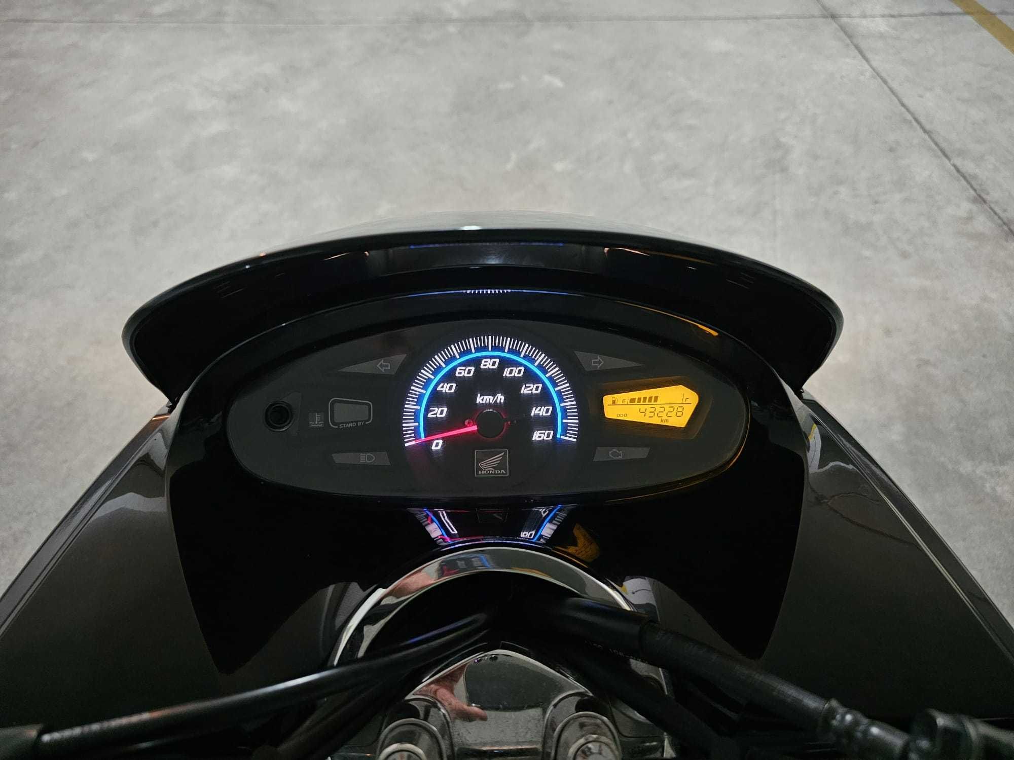 Honda PCX 125 com livro de revisões