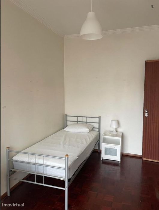 Quarto - localizado em Sete Rios Lisbon