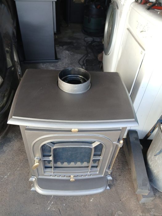 Vendo salamandra a lenha, de ferro fundido. Completamente nova.