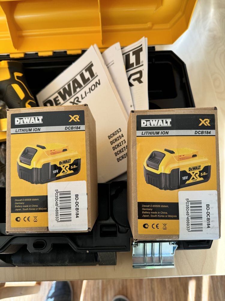 Młotowiertarka Dewalt DCH273 + 2 aku 5Ah + walizka Tstak