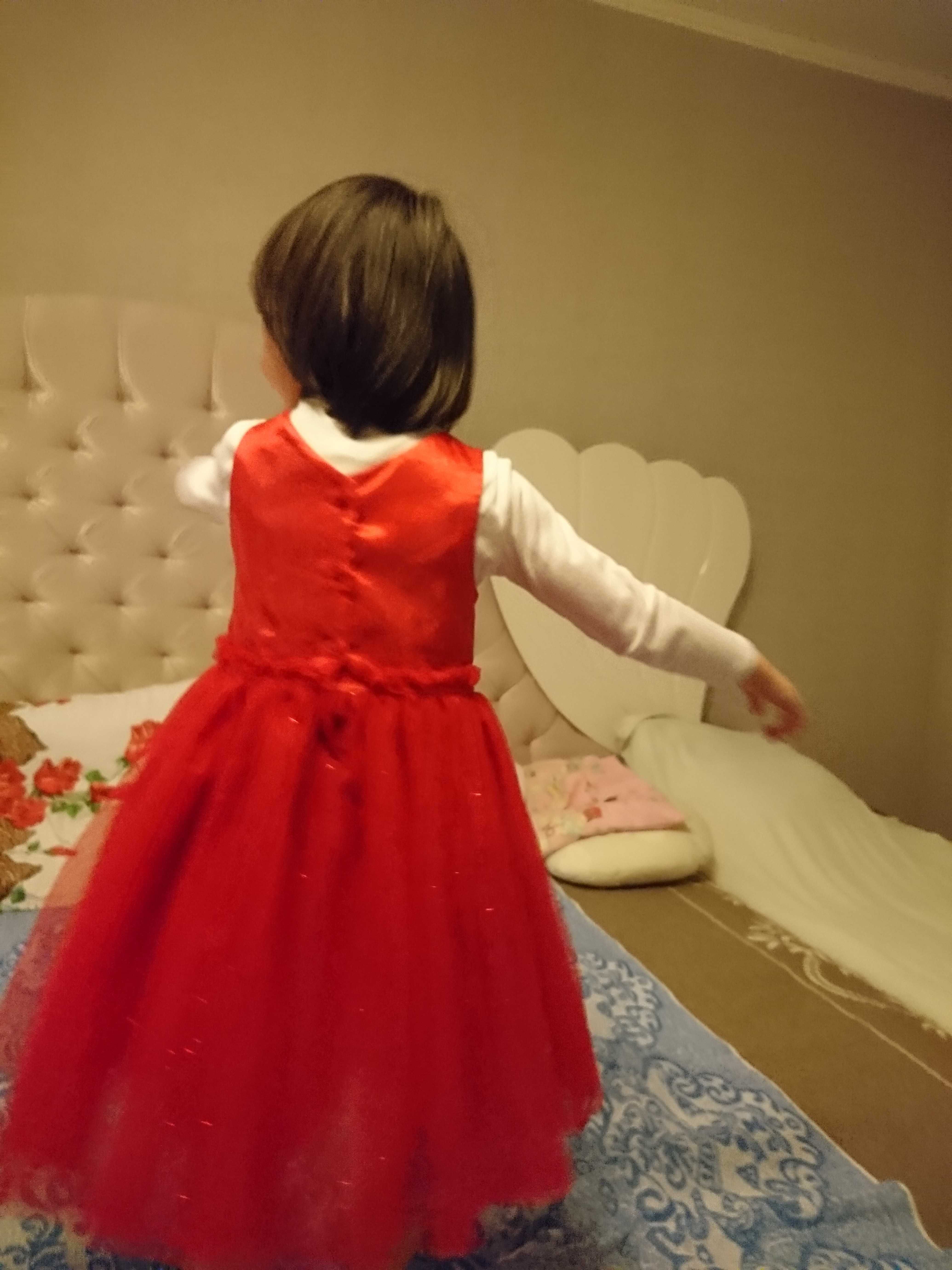 красное нарядное платье на 4-5 лет. цена 500 грн