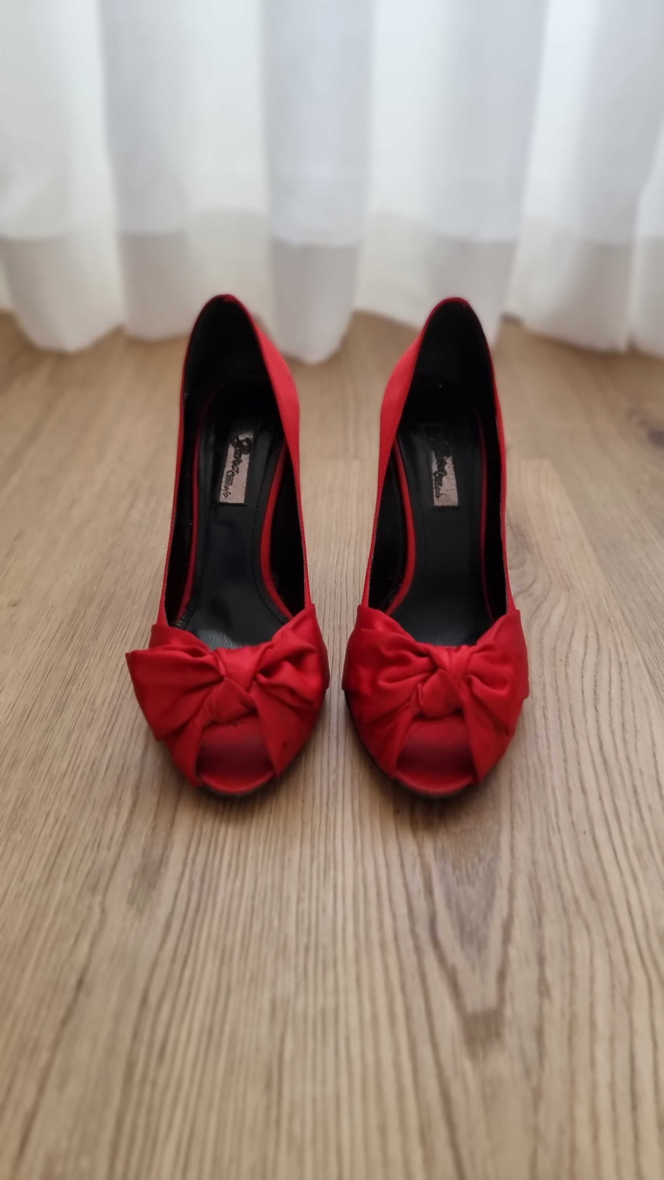 Sapatos de Salto Alto em Cetim Vermelho