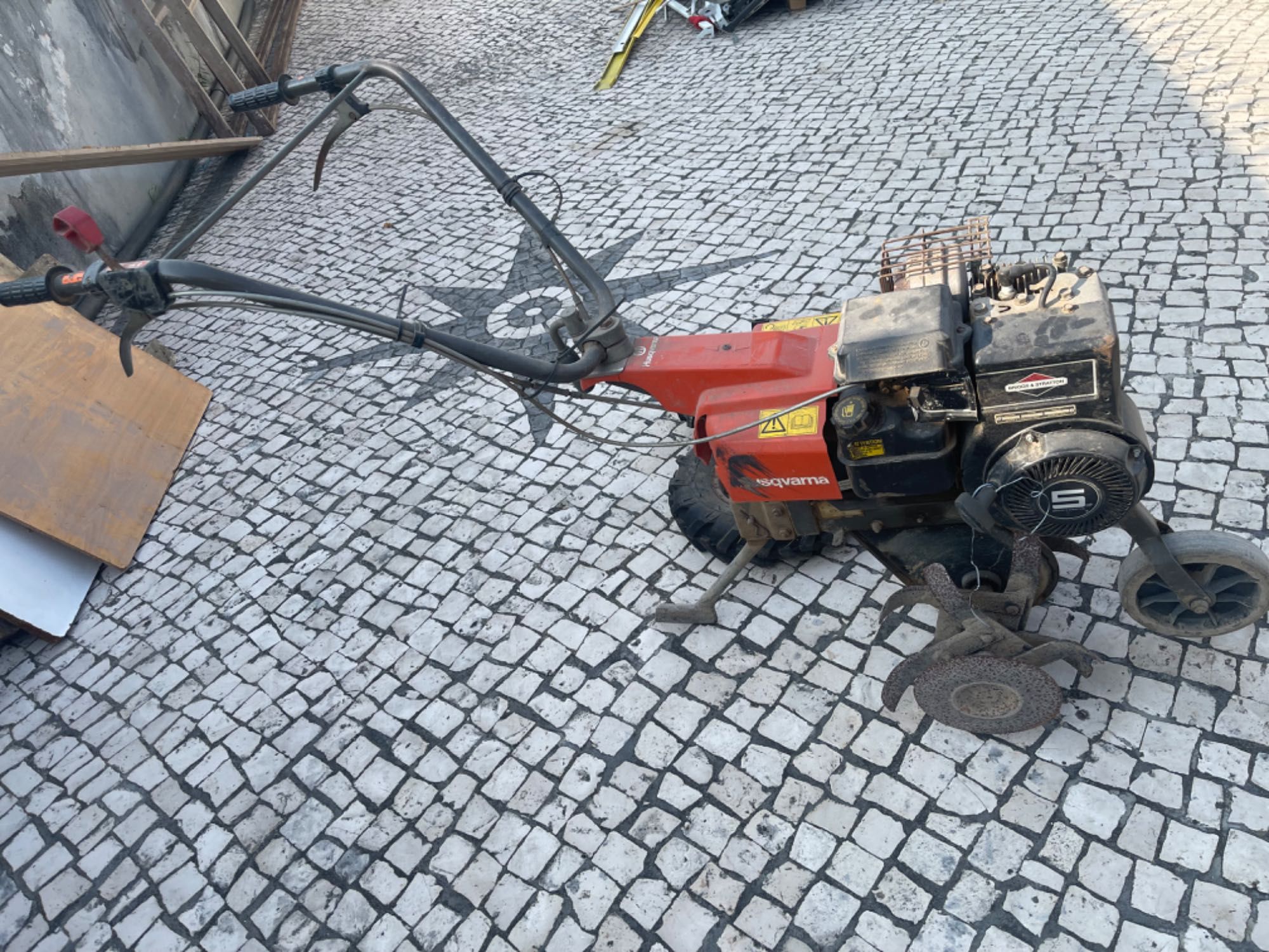 Máquina de lavrar e frezar