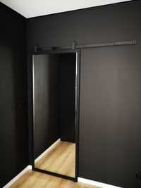 Drzwi przesuwne, czarne z lustrami.