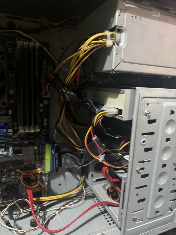 Komputer stacjonarny AMD Phenom II X6 1055T 20gb Ram DDR3 HD6450 1 GB