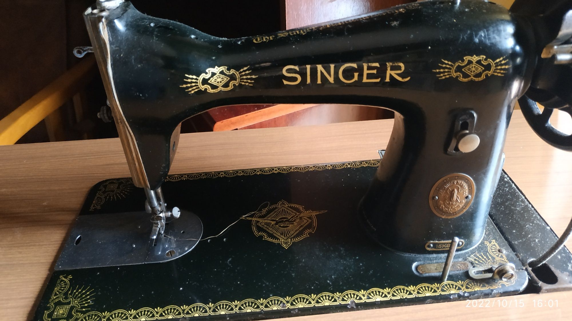 Máquina Singer antiga com 70 anos