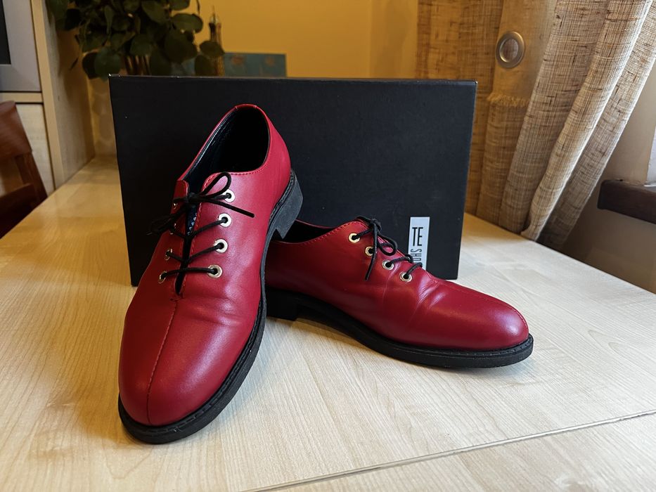 Шкіряні туфлі лофери червого кольору на низькому ходу, зі шнурівками