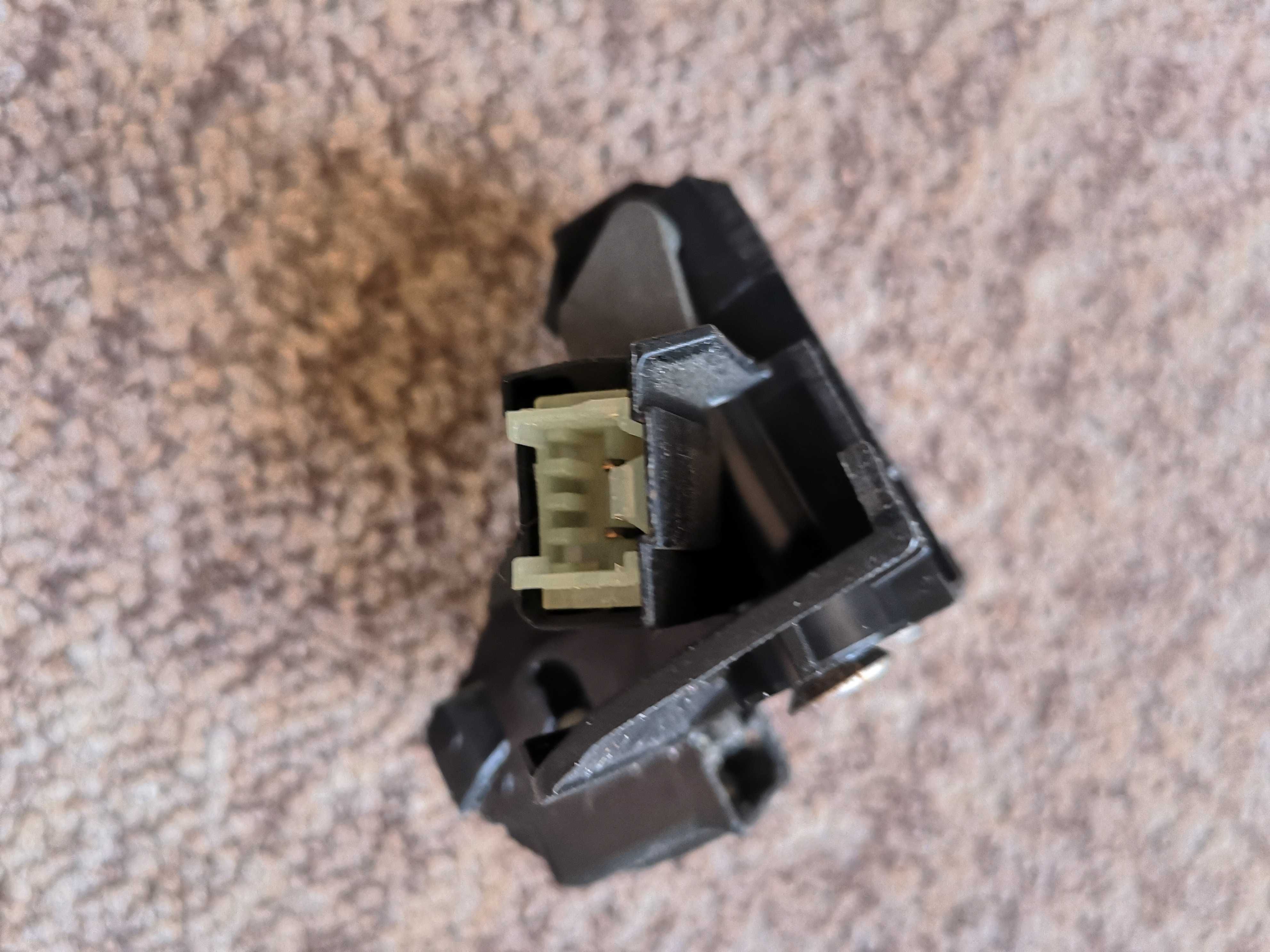 Blokada / zamek drzwi do zmywarki Electrolux ESI4500ROX (KLR3189A)