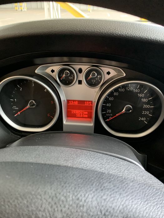 Продам серебристый Ford Focus 2010