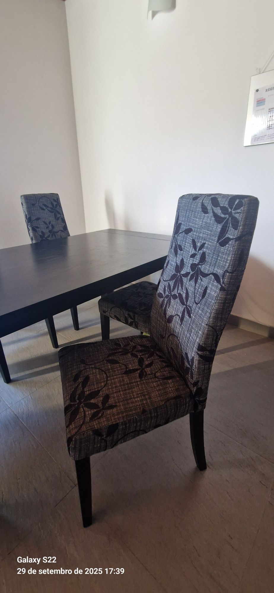 Mesa e cadeiras sala jantar