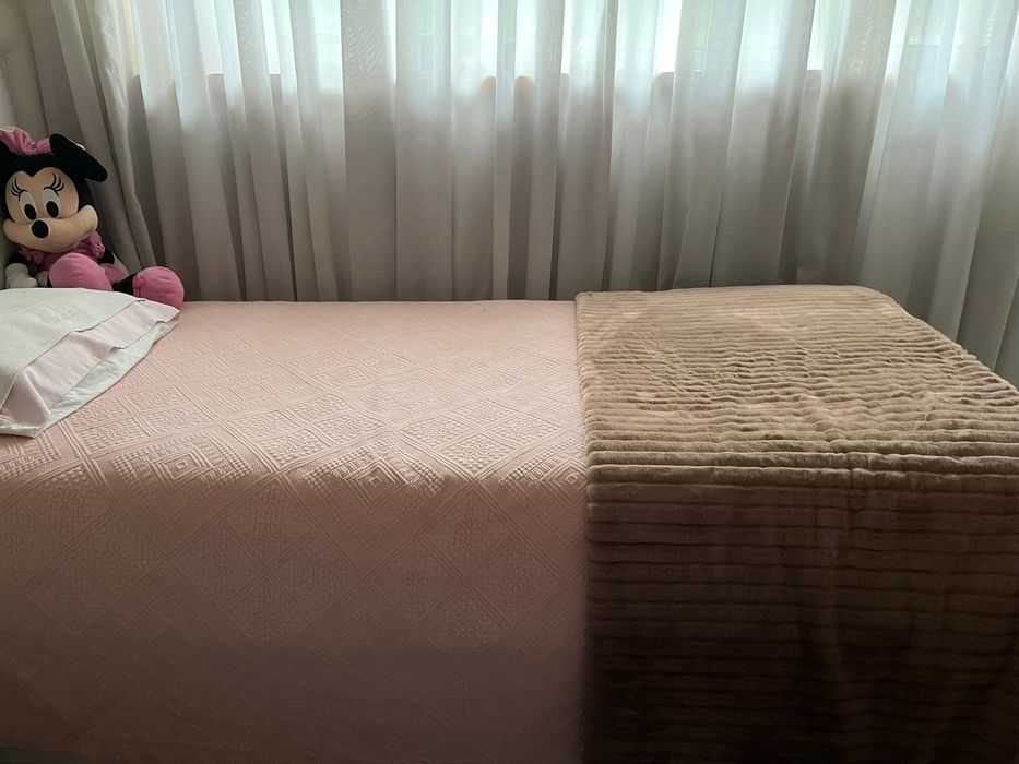 Cama solteiro em pele com pouco uso