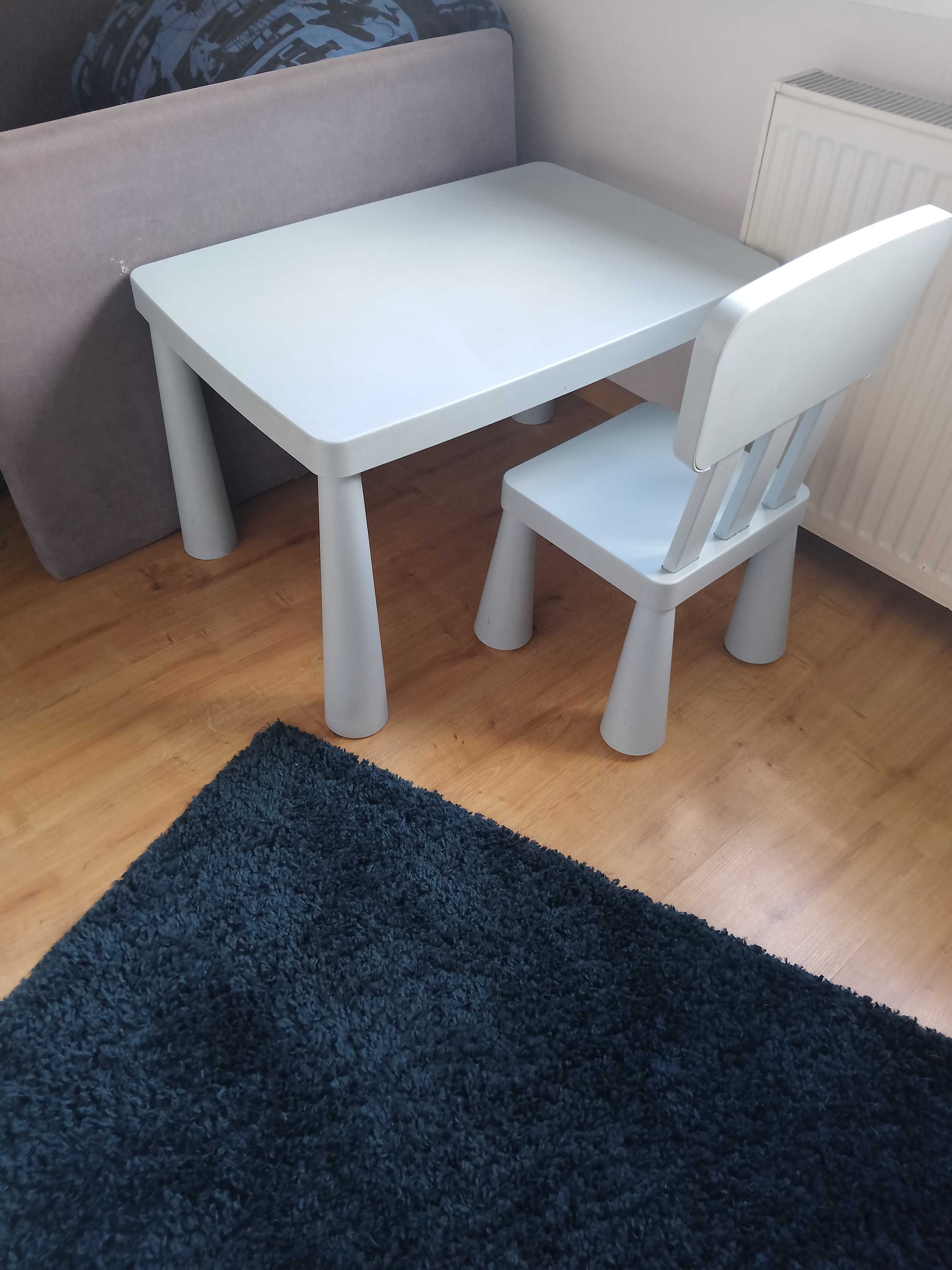 Plastikowy stół i krzesełko