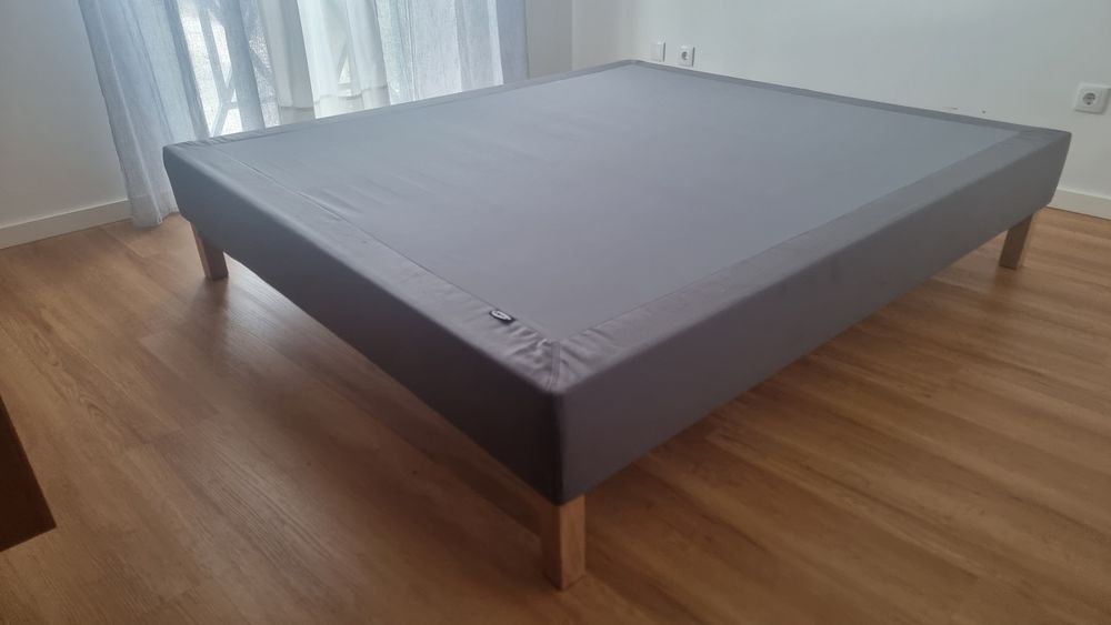 Cama 180x200 Lyngor com pés e capa