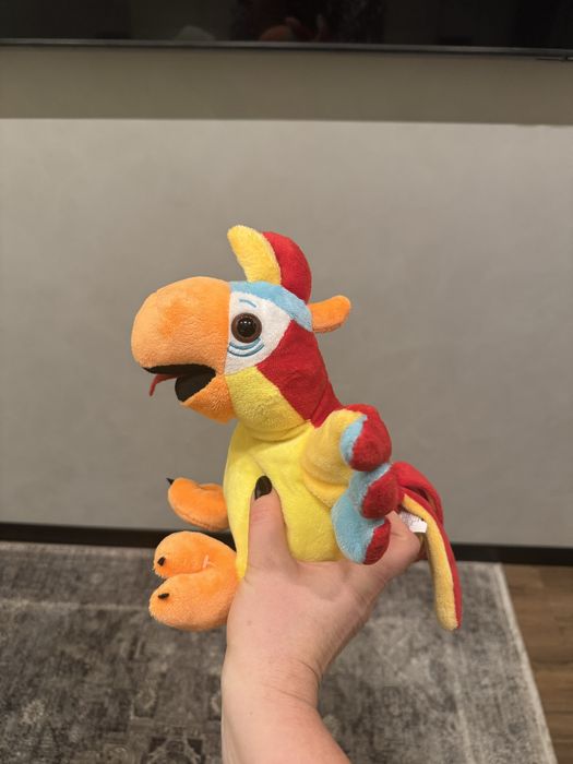 Інтерактивна папуга повторює всі слова, звуки