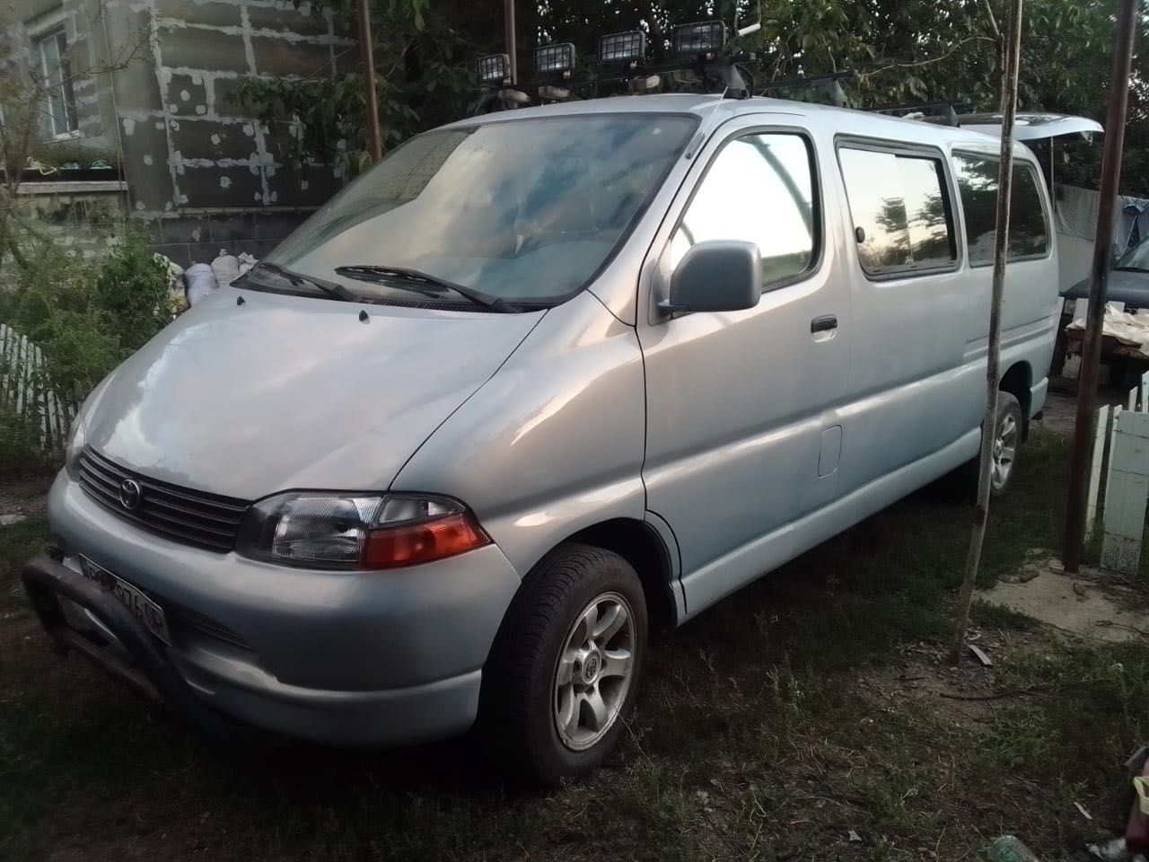 Продам в Хорошем состоянии Toyota Hiace 1997года 2.4Disel СРОЧНО