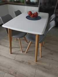 Stół z krzesłami, zestaw w stylu skandynawskim w świetnym stanie