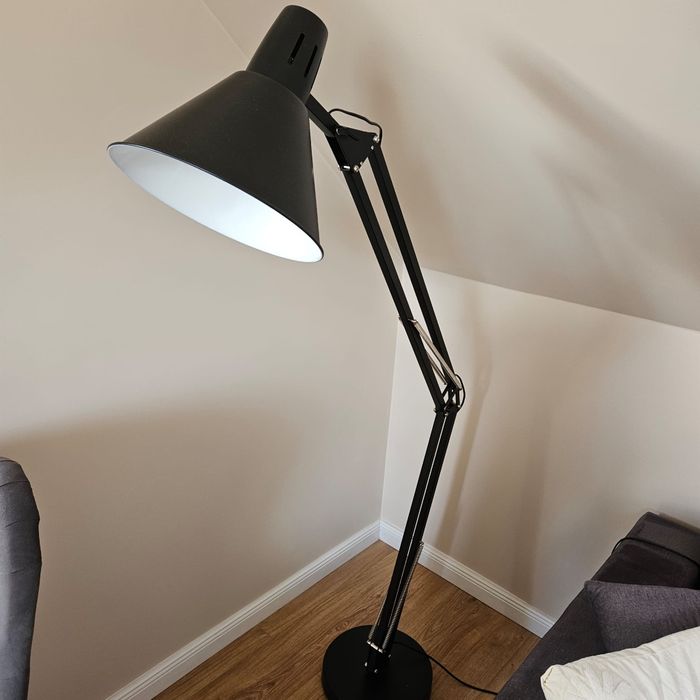 Lampa stojąca loft czarna