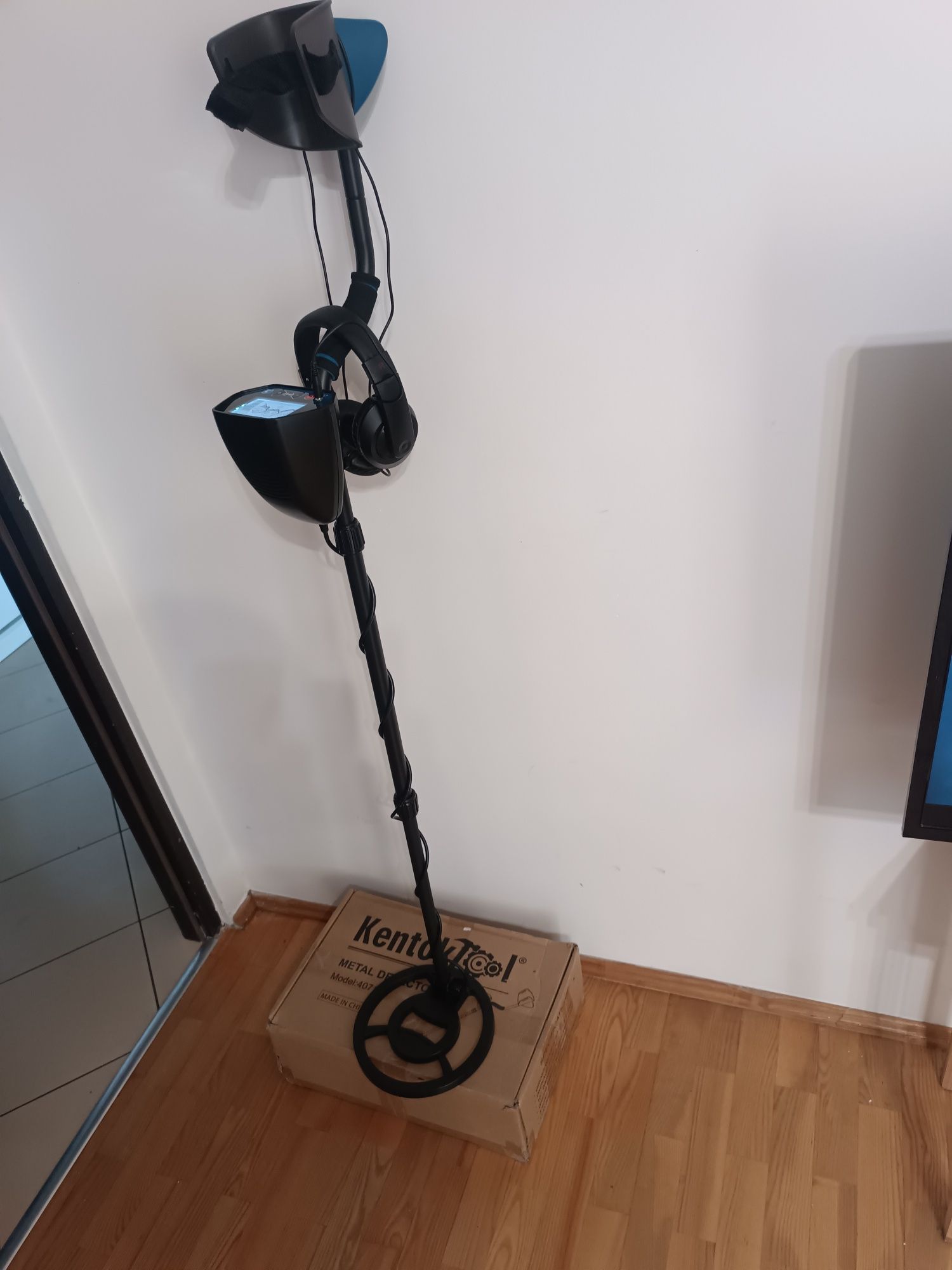 Wykrywacz metalu KENTOKTOOL TX-4071 z ekranem LCD plus torba i saperka