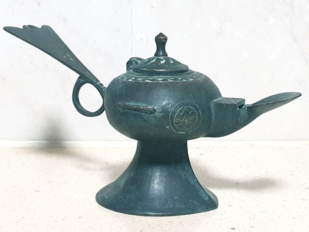 Linda antiga lamparina de azeite em bronze