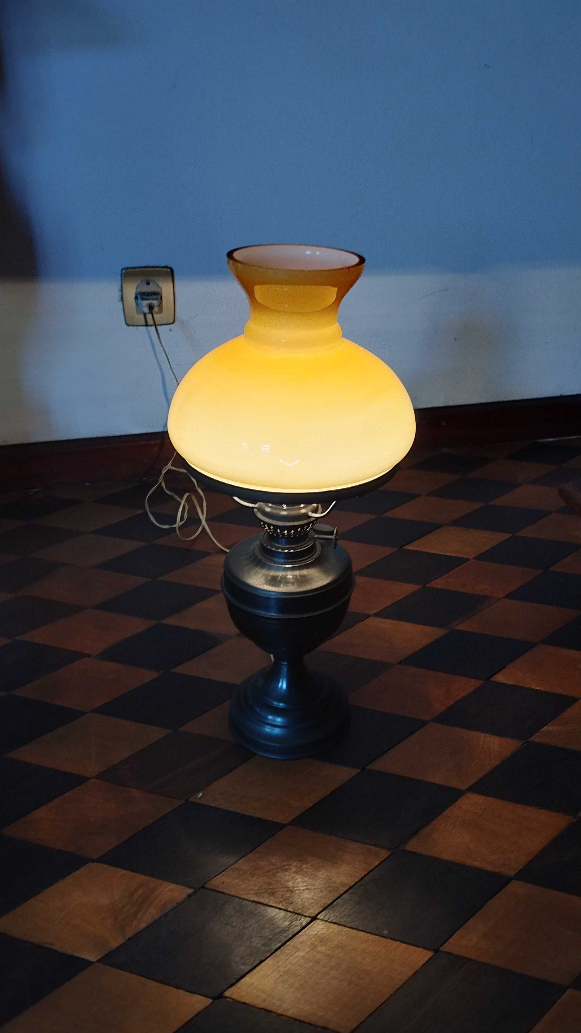 Candeeiro Vintage – Antigo Lampião a Óleo Adaptado para Eletricidade