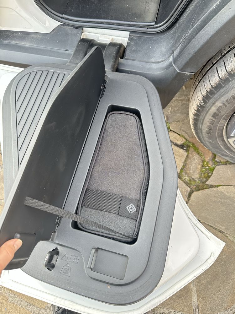 RIVIAN R1T Adventure