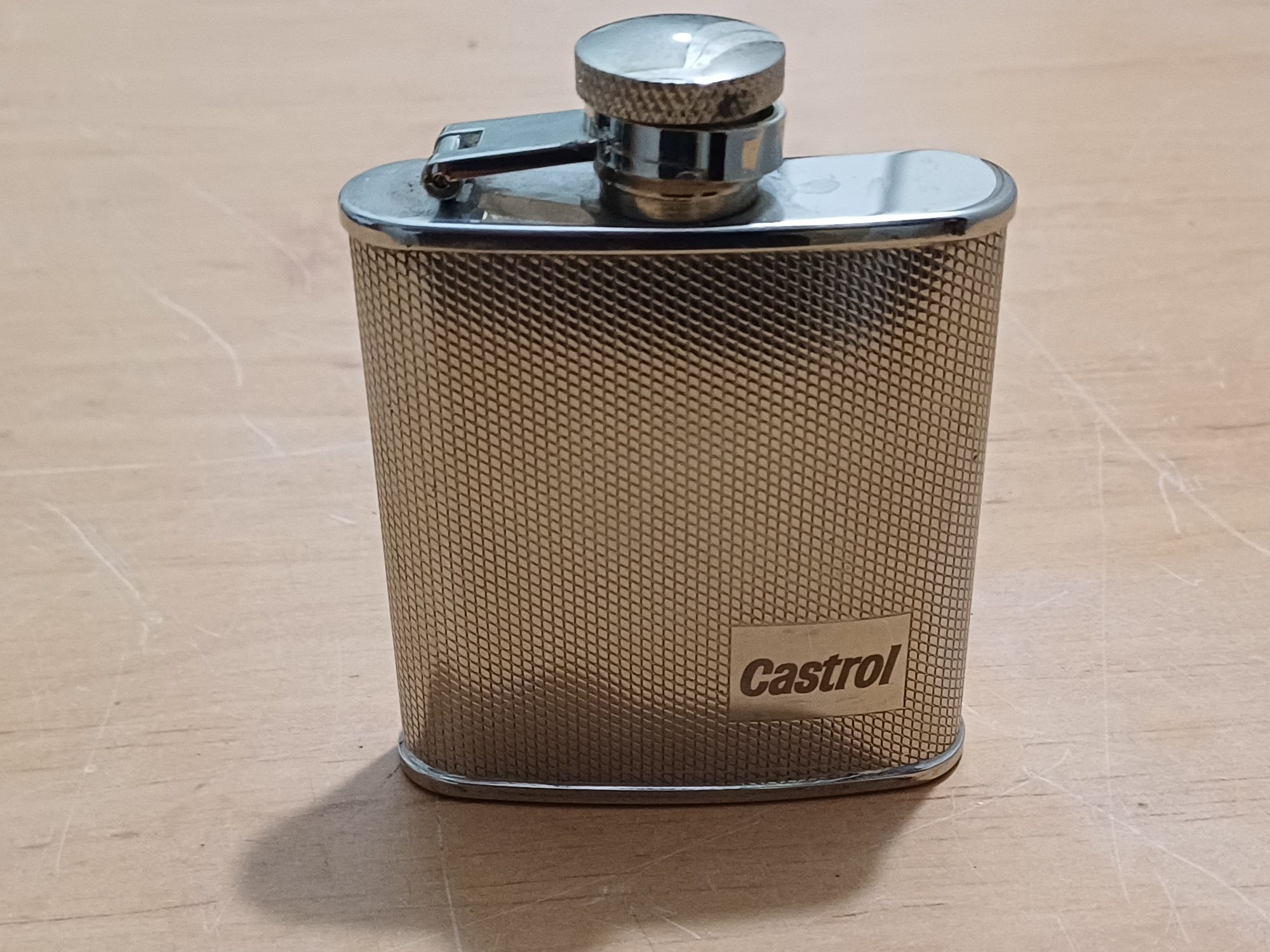 Piersiówka Castro. 2,5 oz, 74 ml.