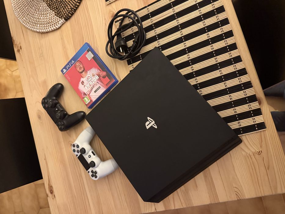 PS4 Pro 1TB (CUH-7016B) + 2 comandos + Fifa 20