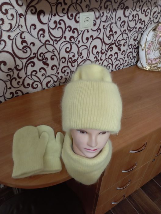 Продам жіночий зимовий комплект,шапка біні,хомут та рукавички ангор
