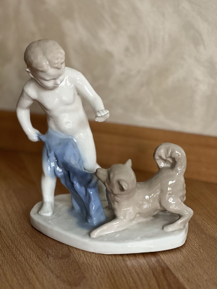 Статуэтка мальчик с собакой артель керамик фарфор
