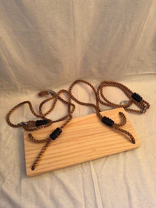 Drewniana huśtawka ogrodowa