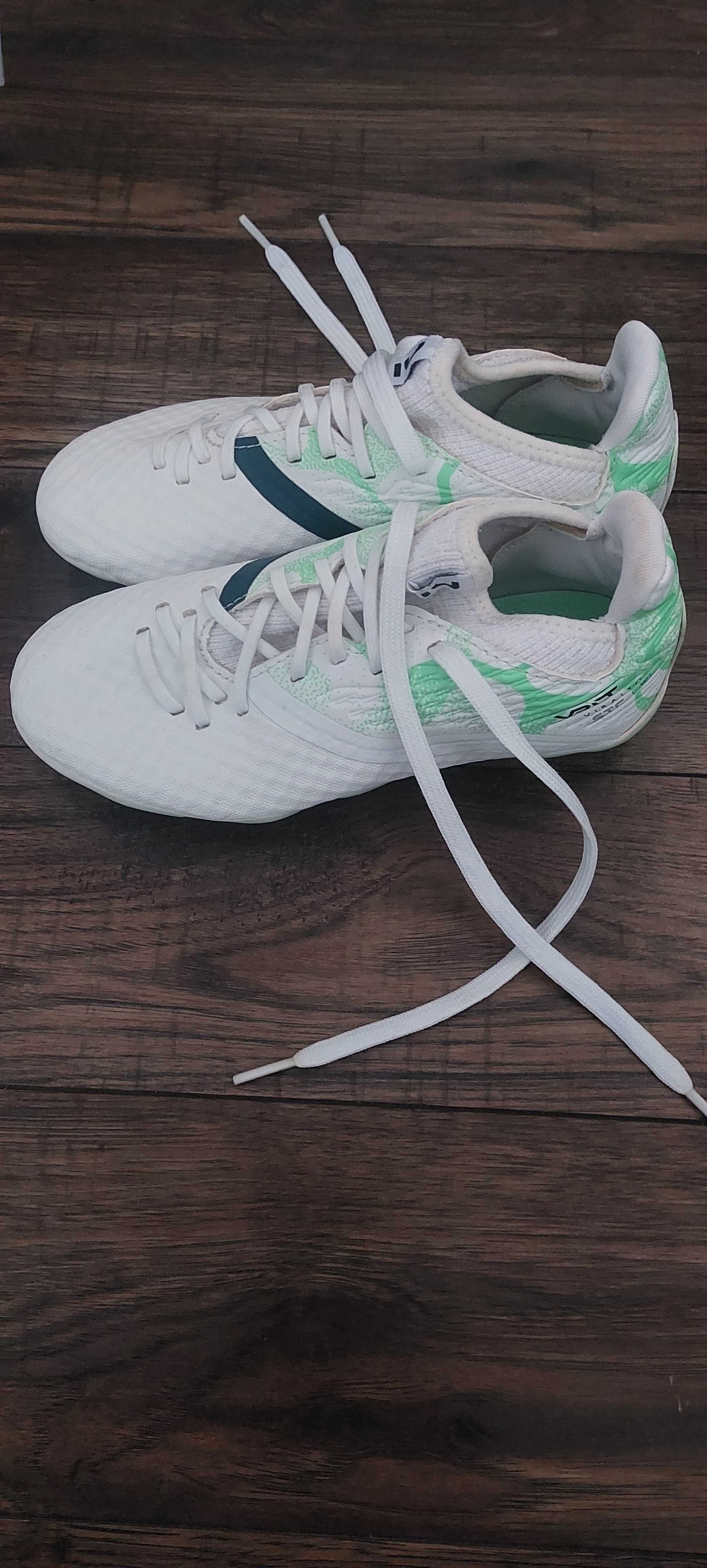 Buty sportowe dziecięce korki