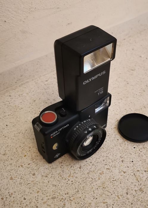 Máquina fotográfica OLYMPUS 
Ótima para colecionadores. 
Funciona a pi