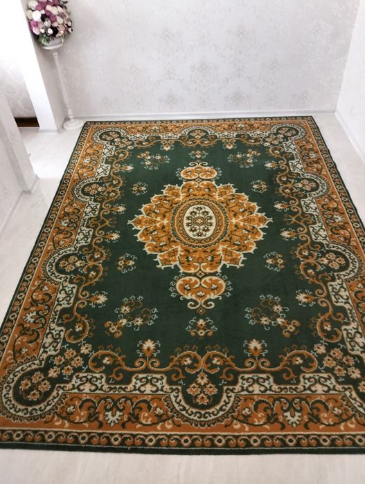 Великий килим розміром 3,35×2,45 гарної якості та в чудовому стані