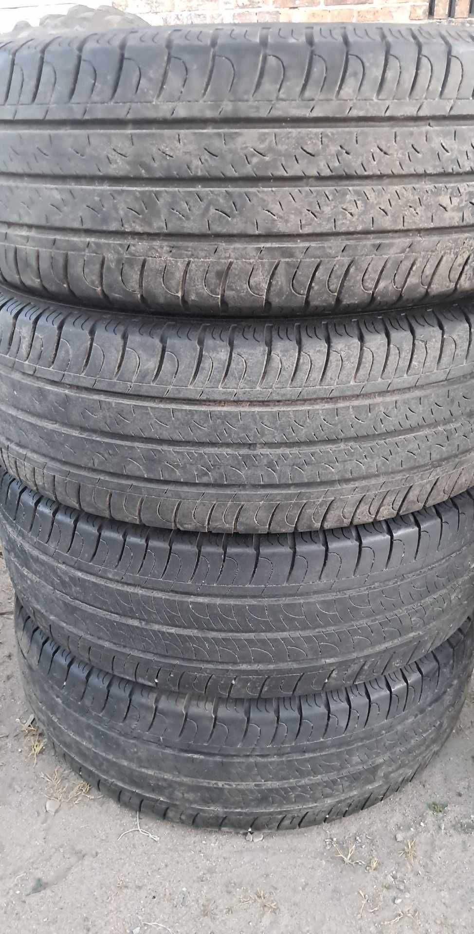 Opony good year 215/60R17c