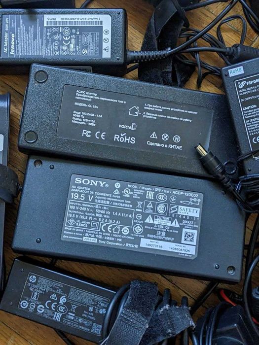 Велика кількість блоків зарядок від ноутбуків та приладів ціна за лот