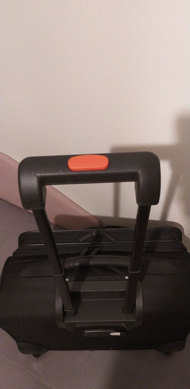 Zestaw walizka + etui + kosmetyczka + kluczyk =  nowe TITAN